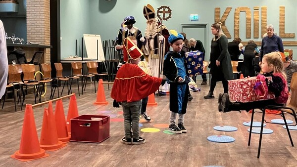 De kinderen van basisschool Sint Anna zijn lekker actief bezig, samen met de ouderen van het Vortum-Mullem én Sint en Piet